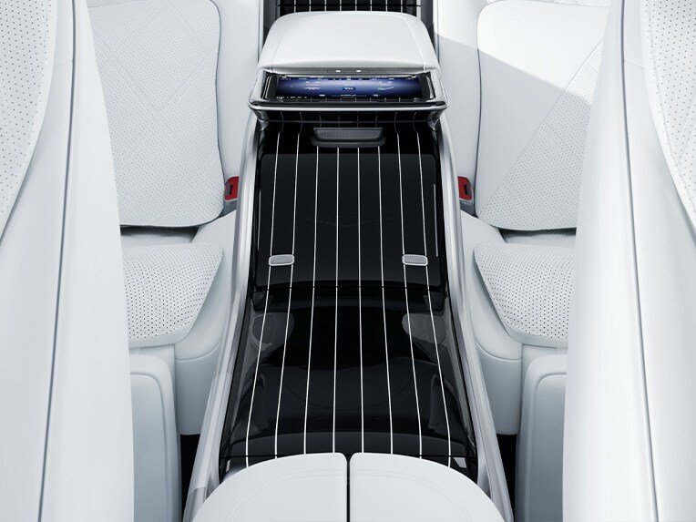 Mercedes-Maybach EQS SUV豪華轎車車内帶中央控制台連Maybach標誌。