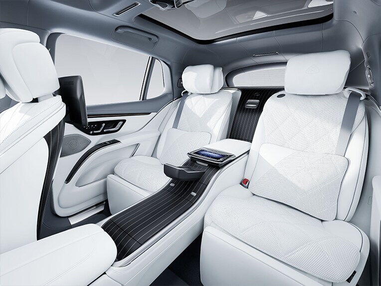 豪華座駕Mercedes-Maybach EQS SUV的車內後座區。