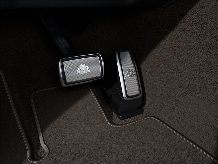 Mercedes-Maybach EQS SUV豪華轎車車內的不銹鋼Maybach踏板系統。