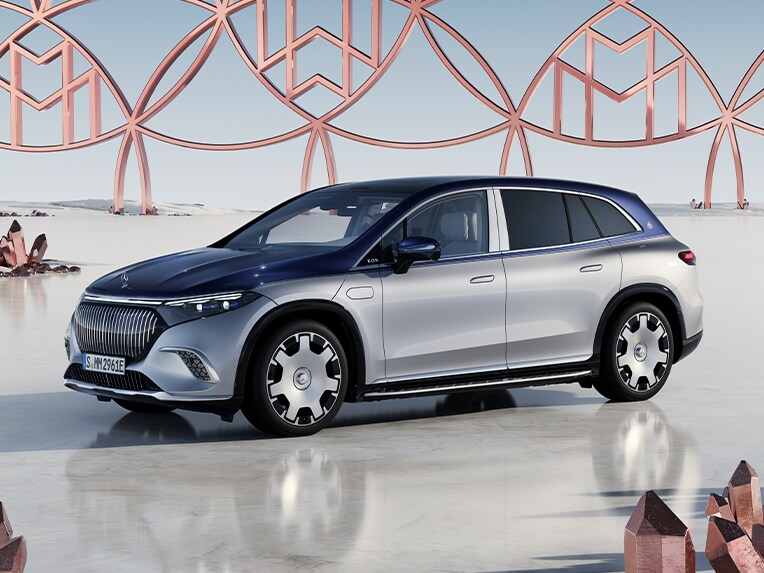 Mercedes-Maybach EQS SUV的側前視圖。