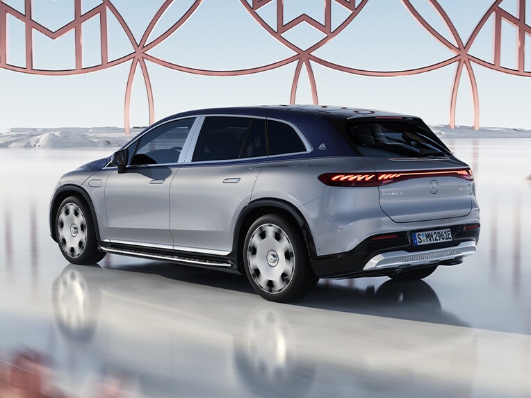 Mercedes-Maybach EQS SUV的側後視圖。