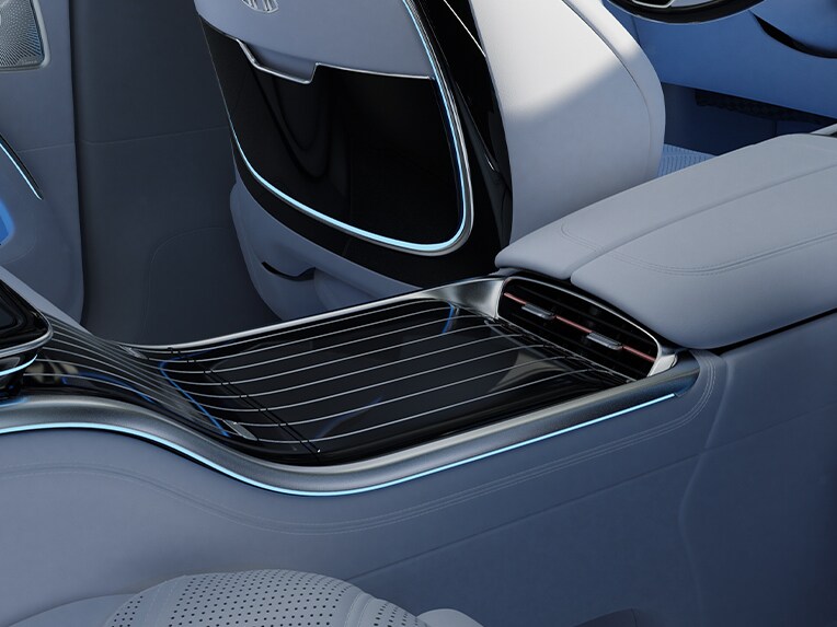 Mercedes-Maybach EQS SUV豪華轎車車內的環保木料質地飾條元件。