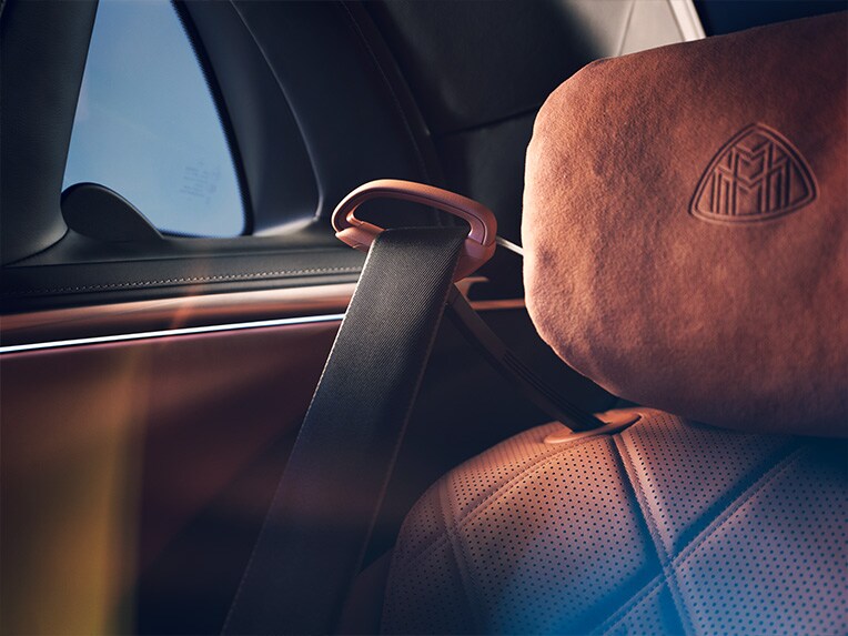 Mercedes-Maybach S-Class: Seat belt feeders in the rear