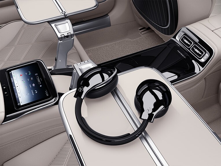 Mercedes-Maybach S-Class: Folding tables in the rear