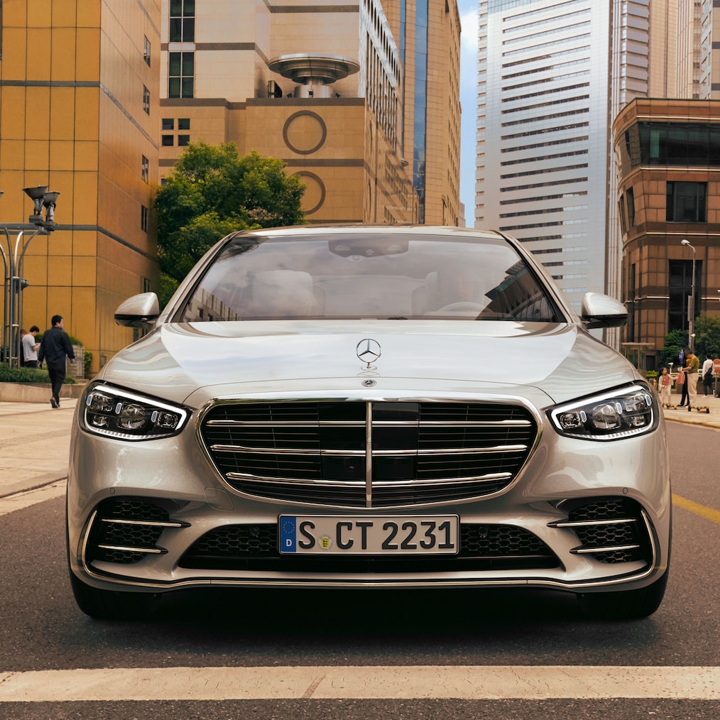 Mercedes-Benz S-Class 房車長軸版經典冷卻器格柵上的直立式 Mercedes 星標。