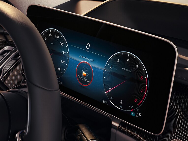 Mercedes-Benz S系列房車中的 3D 駕駛座顯示器附ATTENTION ASSIST注意力輔助系統。