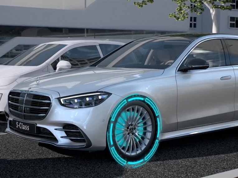 影片展示 Mercedes-Benz S系列房車的 PRE-SAFE®系統加強版。
