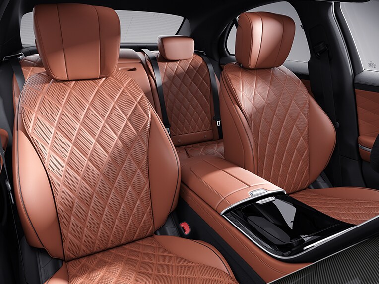 配備 AMG Line 套件的 Mercedes-Benz S系列房車車廂。