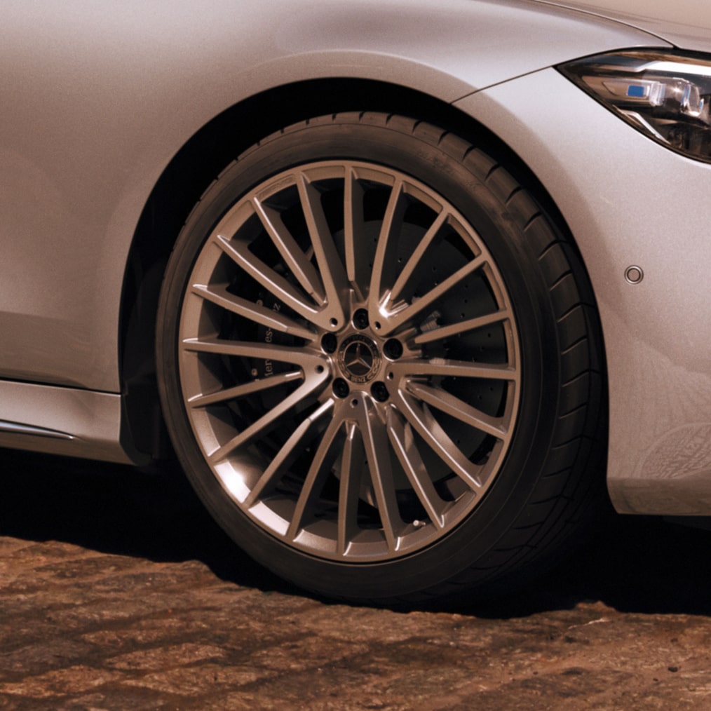 Mercedes-Benz S-Class 房車長軸版的 First-Class 豪華後座附 MBUX 後座觸控面板。