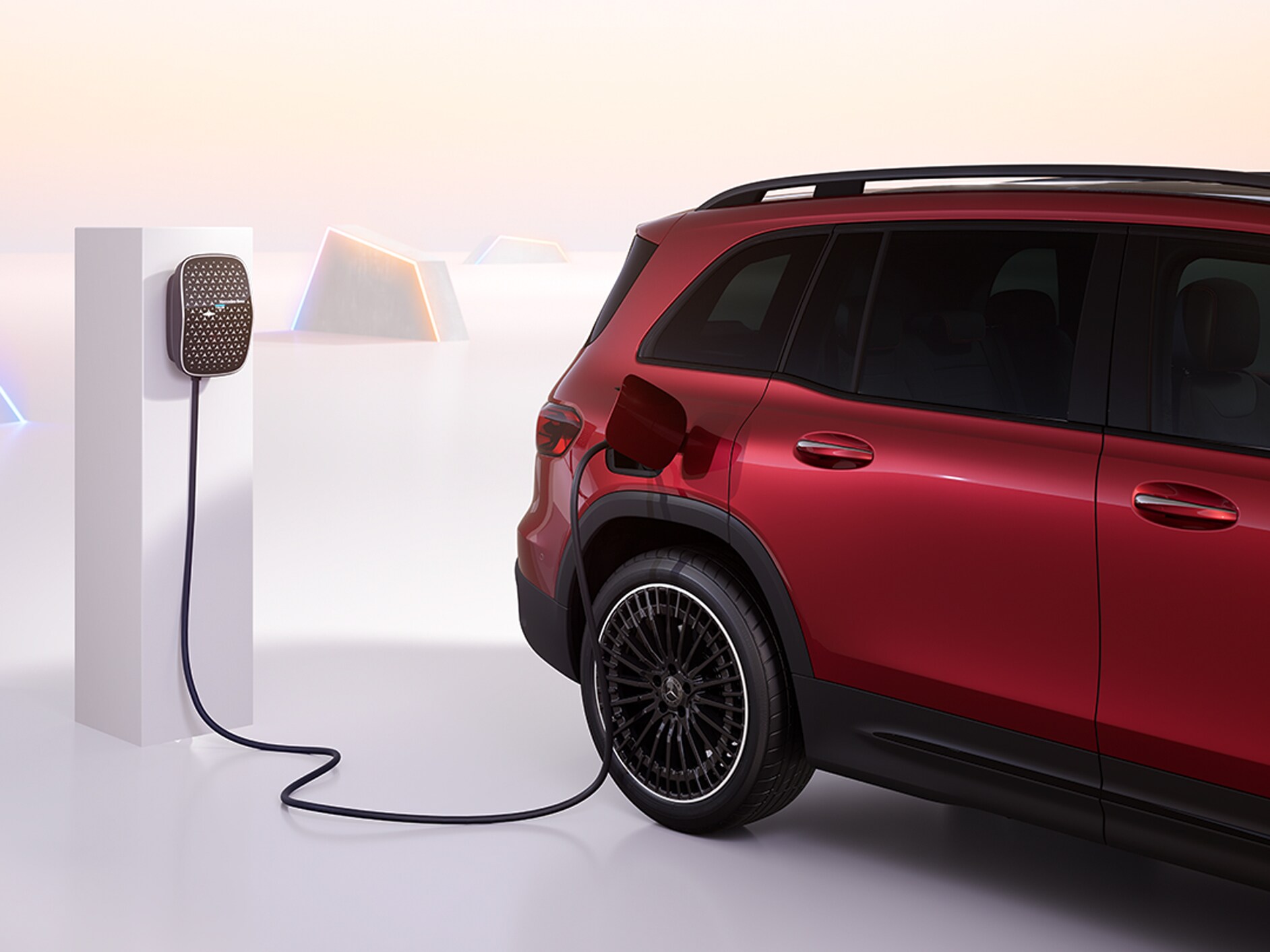 在Mercedes Benz掛牆式充電箱充電的EQB電動車。