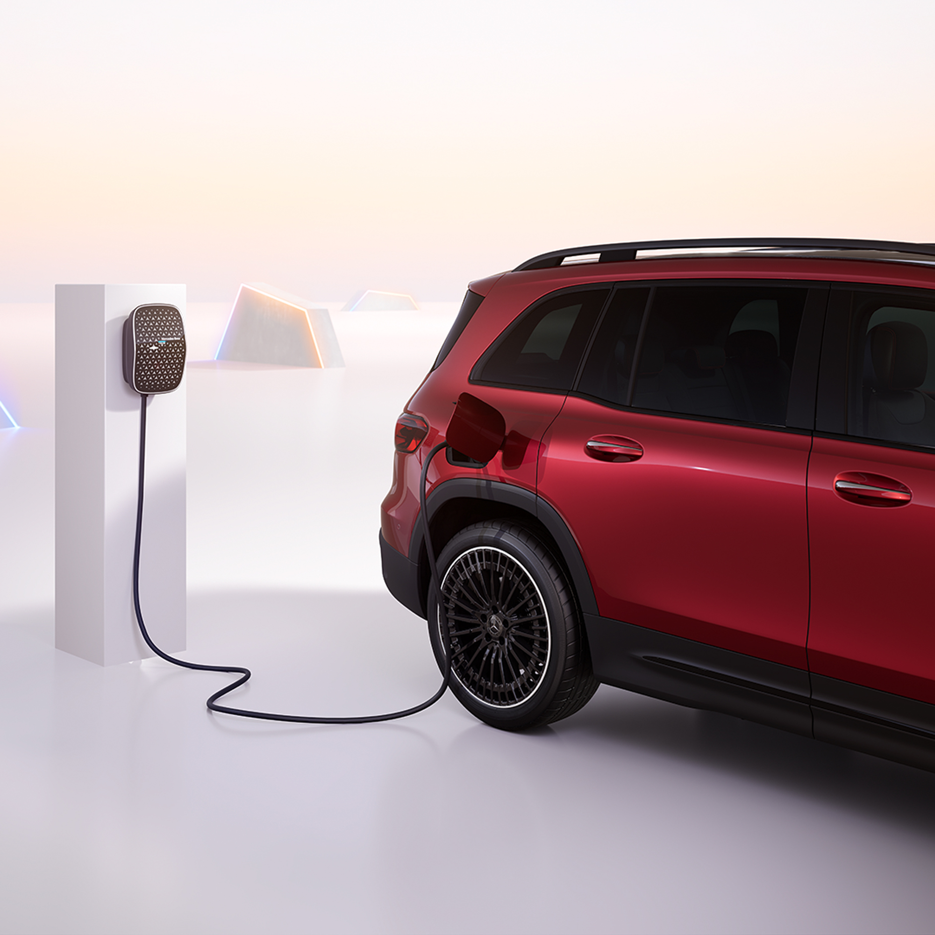 在Mercedes Benz掛牆式充電箱充電的EQB電動車。 充電 | 電動車 | Mercedes-Benz