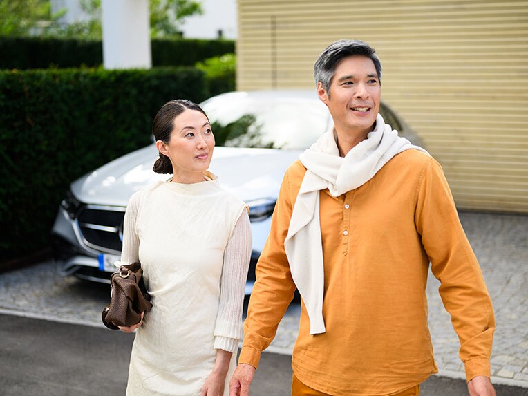 二人步離平治汽車及向遠處眺望