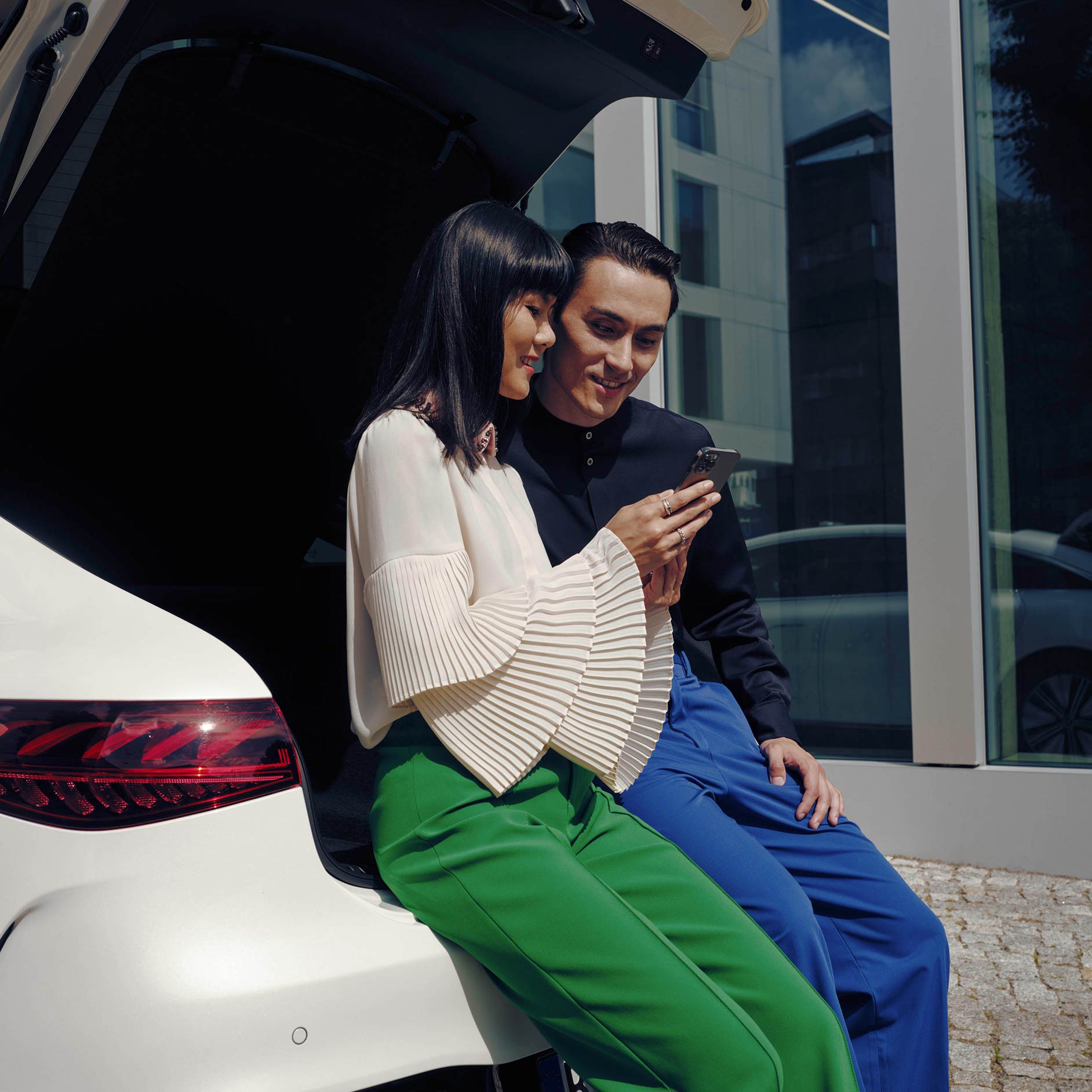 Agility星智選 |優惠 | 購車方案 | 財務服務 | 平治 男人與女人座在車尾箱