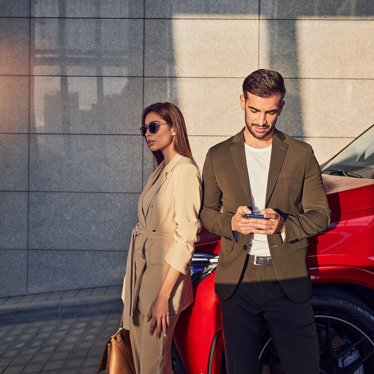 兩個人聯絡Mercedes-Benz
