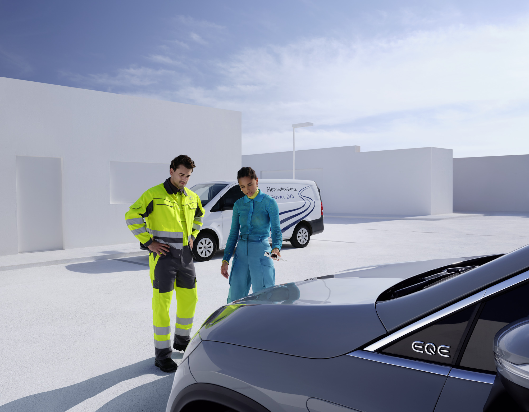 來自Mercedes-Benz Service24支援團隊的男士及一位女士站在她的Mercedes-Benz前 損壞及故障 | Mercedes-Benz