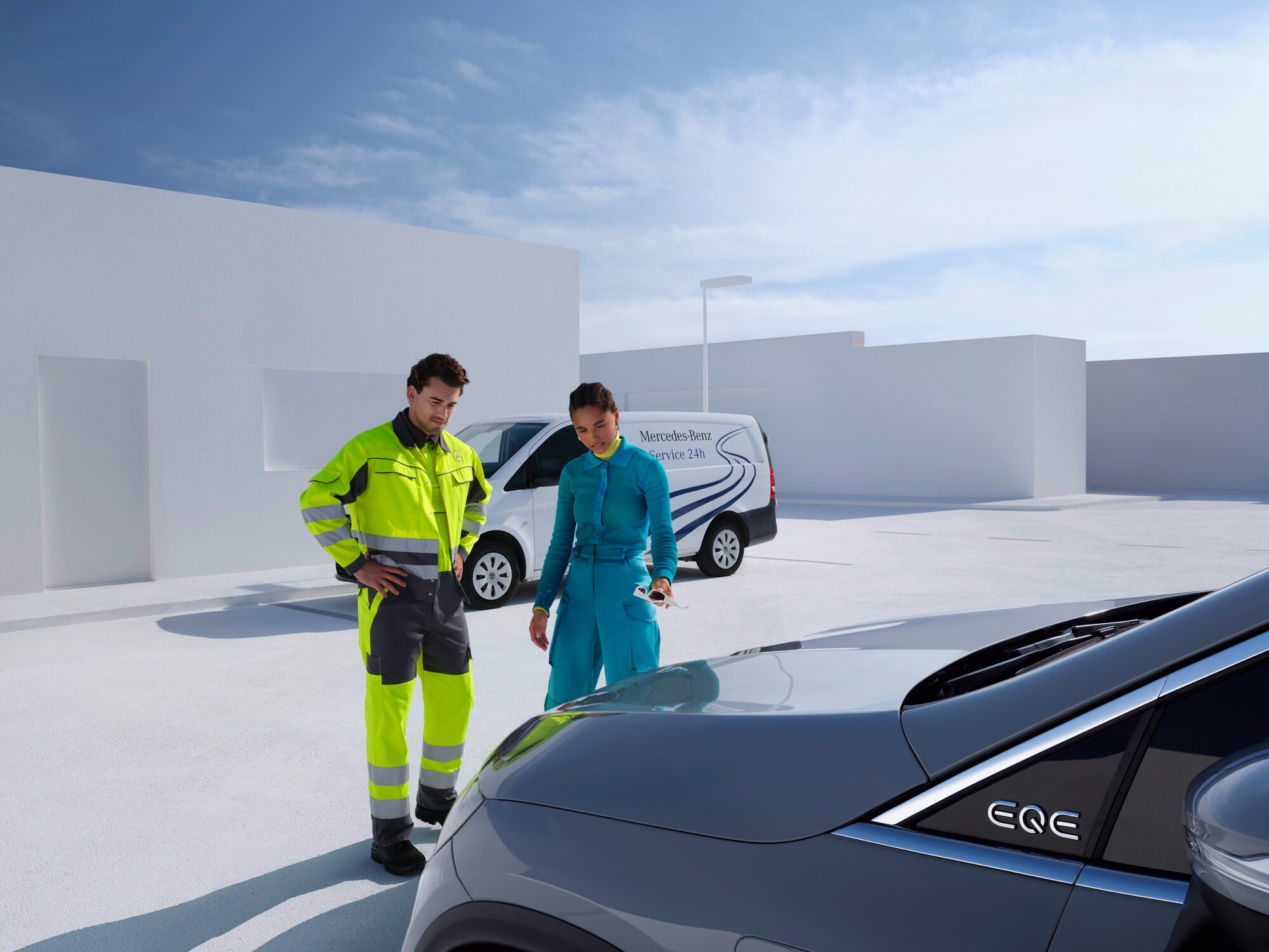 來自Mercedes-Benz Service24支援團隊的男士及一位女士站在她的Mercedes-Benz前