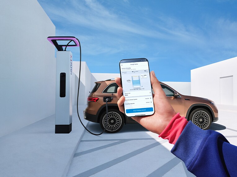 智能手機顯示Mercedes me App，程式上顯示車輛的耗油量。