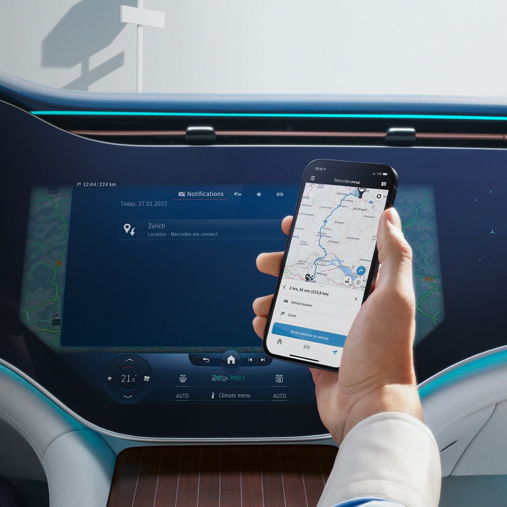 一位男士開啟他智能手機上的Mercedes me App。