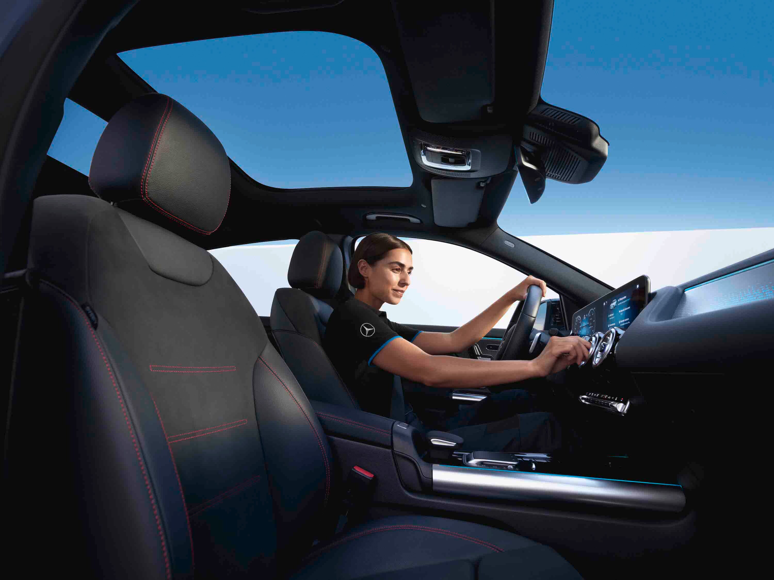 Mercedes-Benz技術人員檢查車廂空氣過濾器。