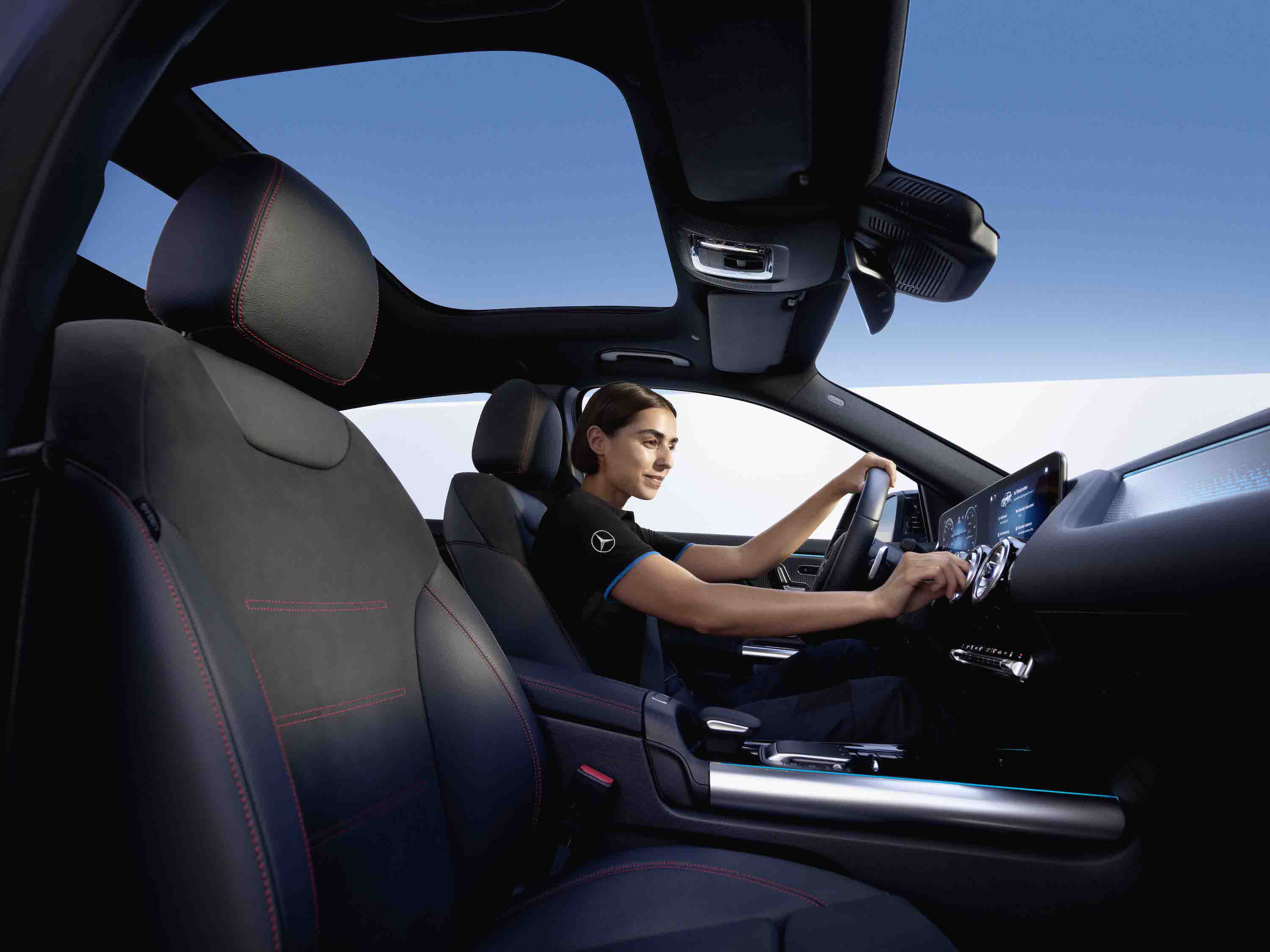 Mercedes-Benz車廂空氣過濾器 Mercedes-Benz技術人員檢查車廂空氣過濾器。