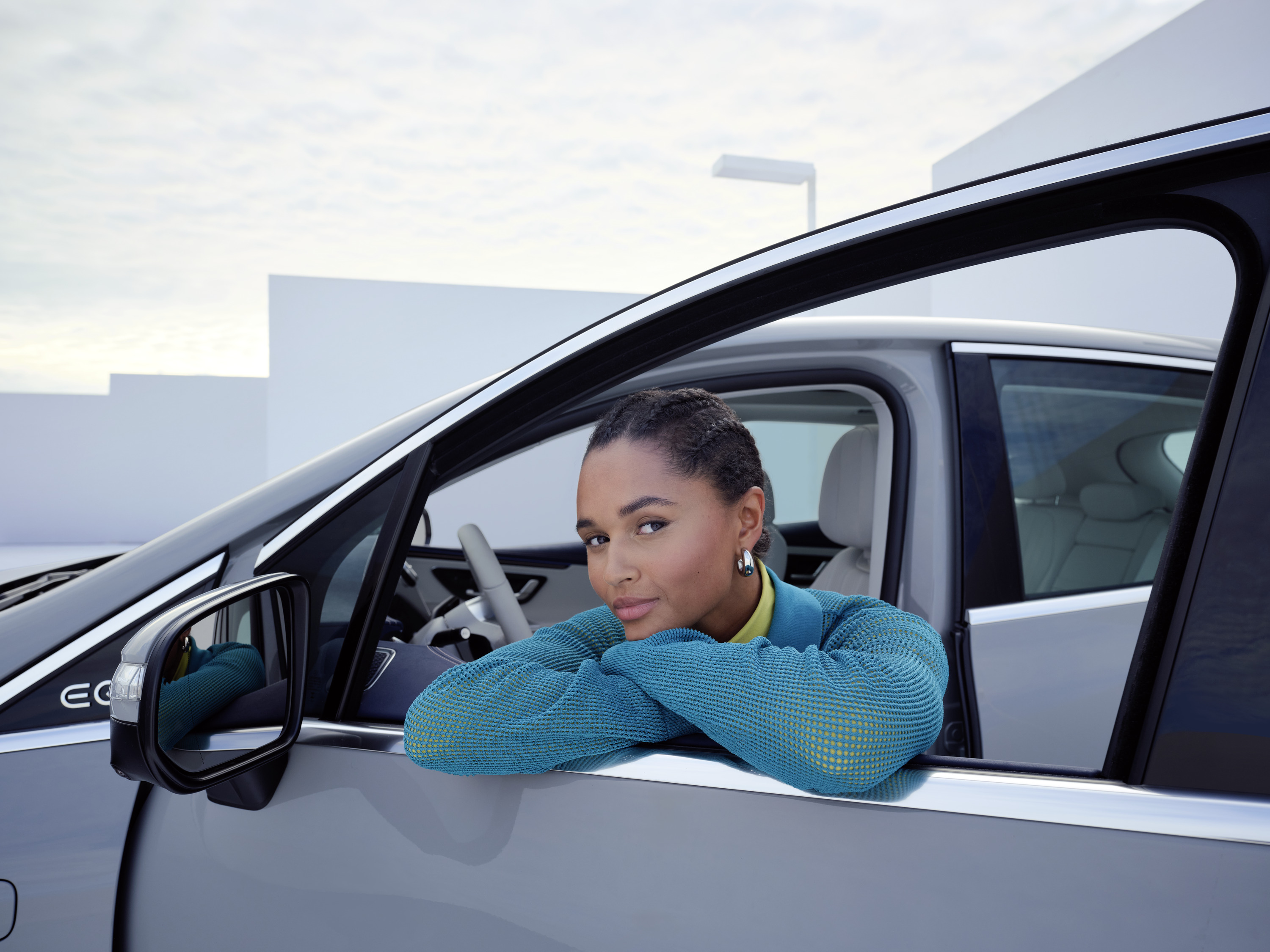 Mobilo mobility guarantee | Mercedes-Benz A person leaning in window of her Mercedes-Benz.
