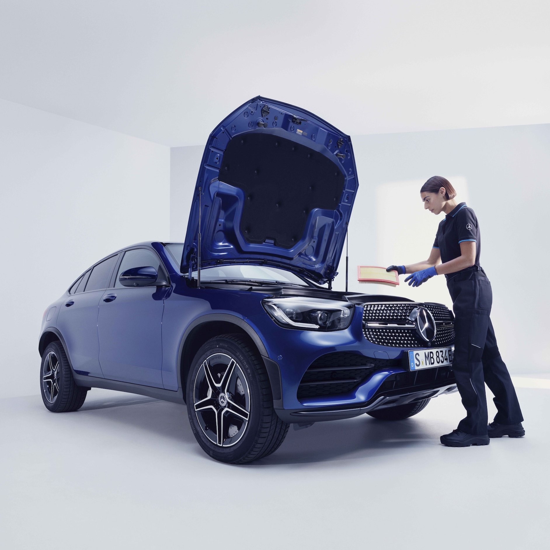A Mercedes-Benz technician checks a vehicle on the test bench. A regular check-up | Mercedes-Benz