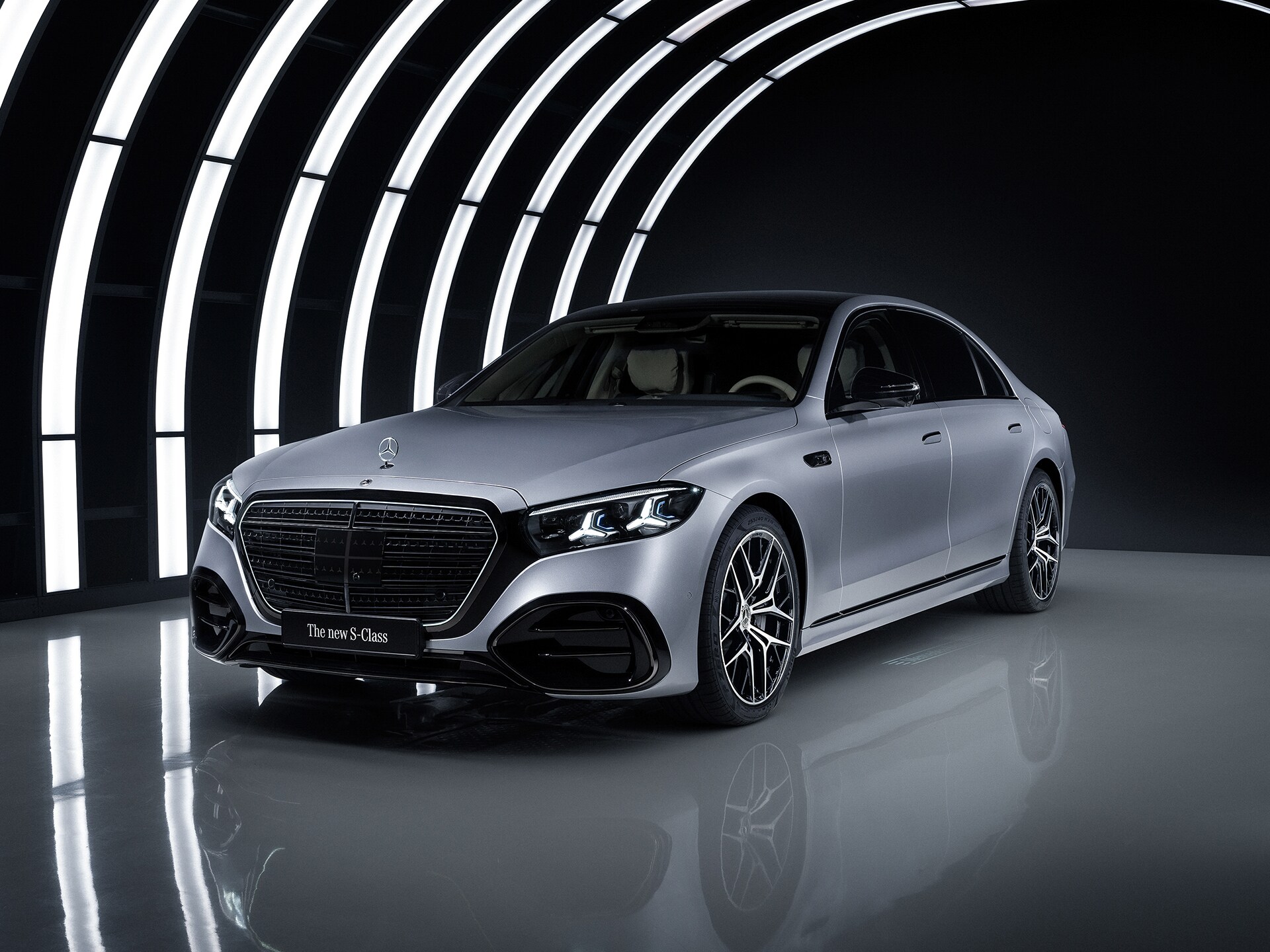 一張展示Mercedes-Benz傳動系統背後技術的圖片。