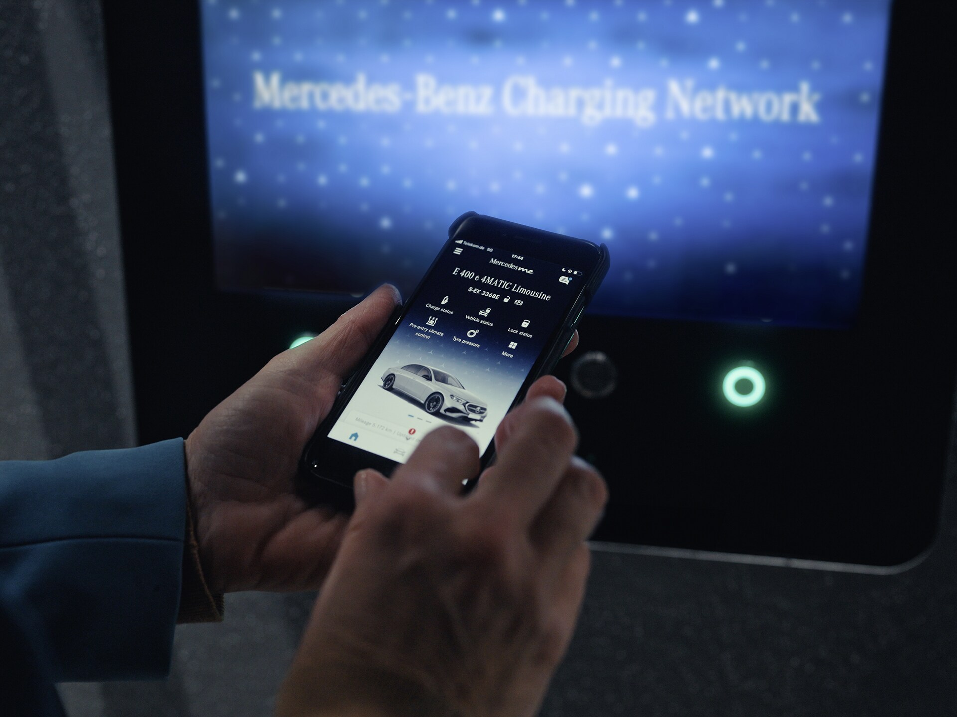 Someone holds a smartphone with a application that shows charging options for the plug-in hybrid cars from Mercedes-Benz.