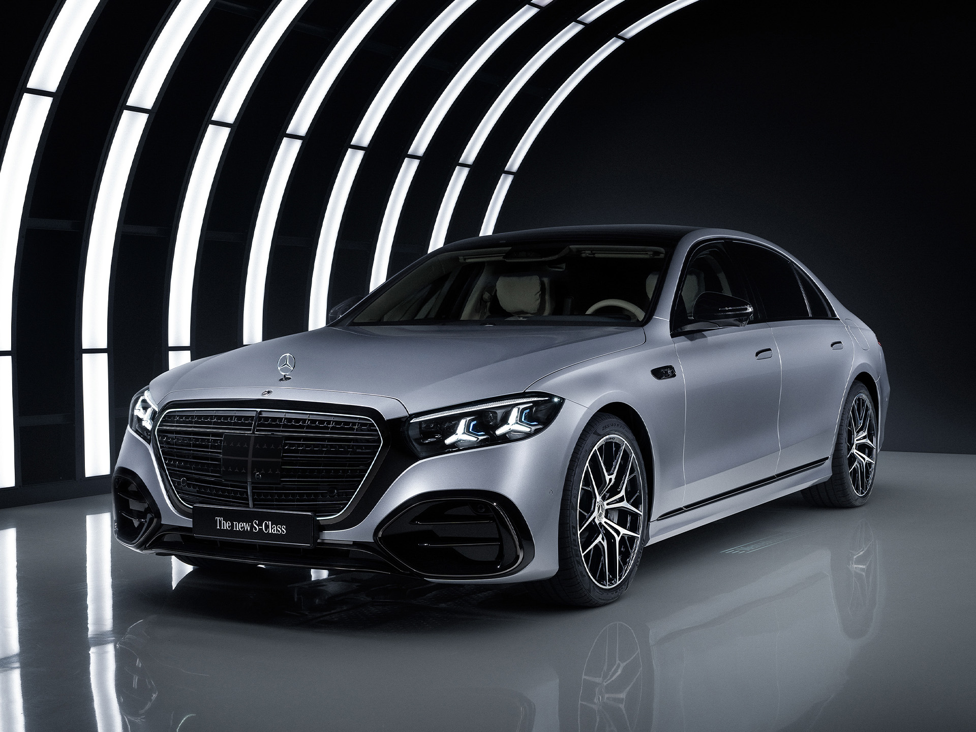Technology that cares | Safety | Mercedes-Benz The Mercedes-Benz S-Class in a studio with an illuminated arc.