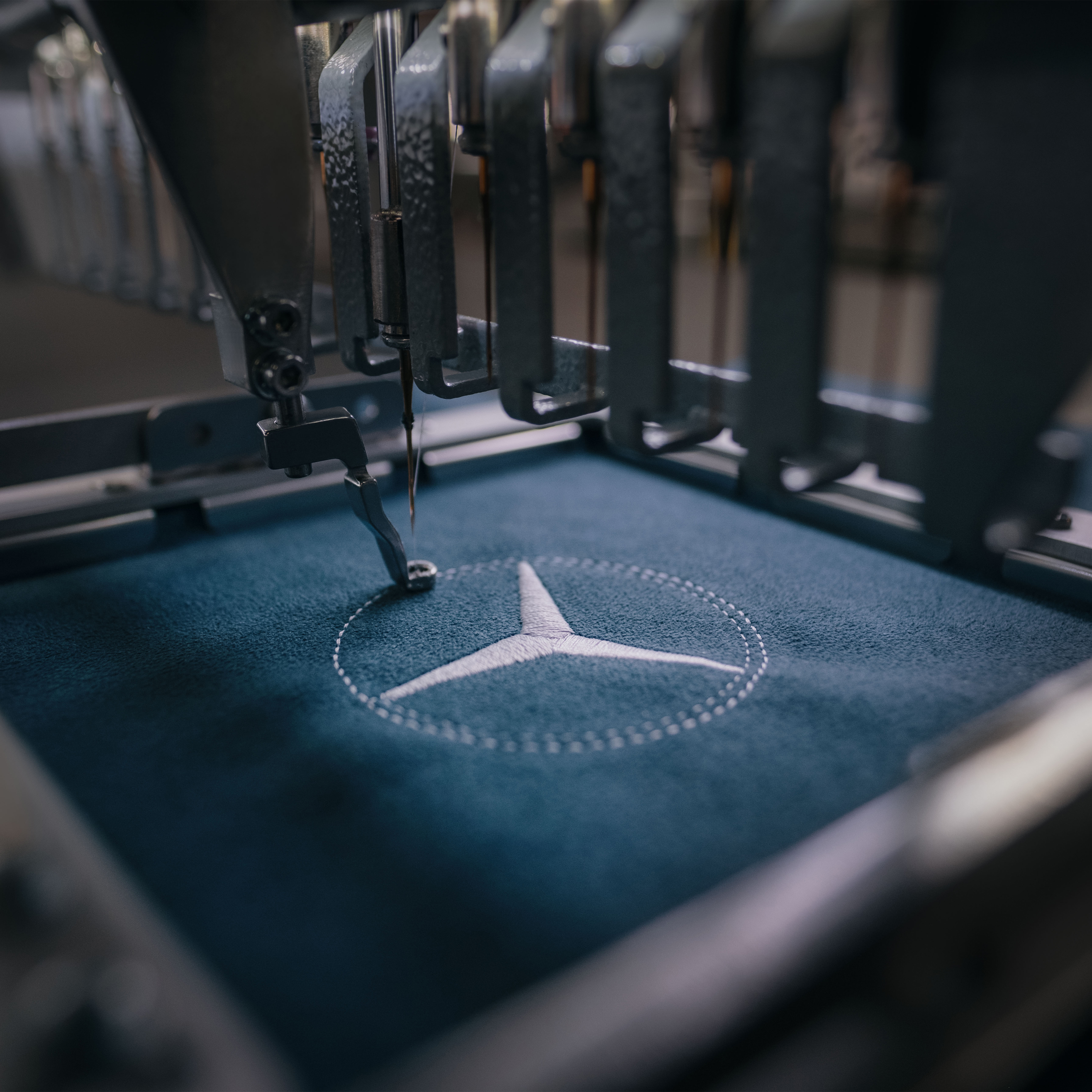 MANUFAKTUR | Mercedes-Benz 采用高品質材料的MANUFAKTUR標誌。