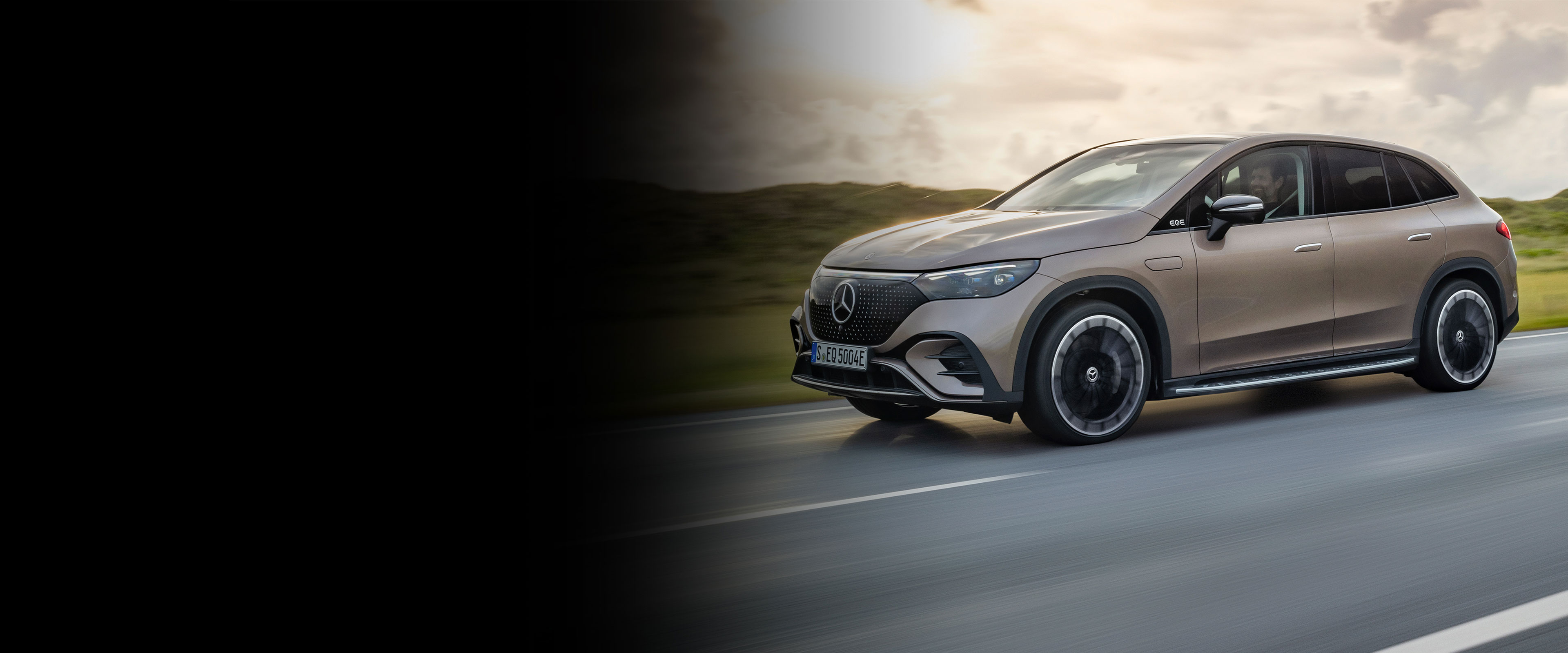 EQE 350+ |永續發展 |梅賽德斯-奔馳 梅賽德斯-奔馳 EQE 350+ 的側視圖。