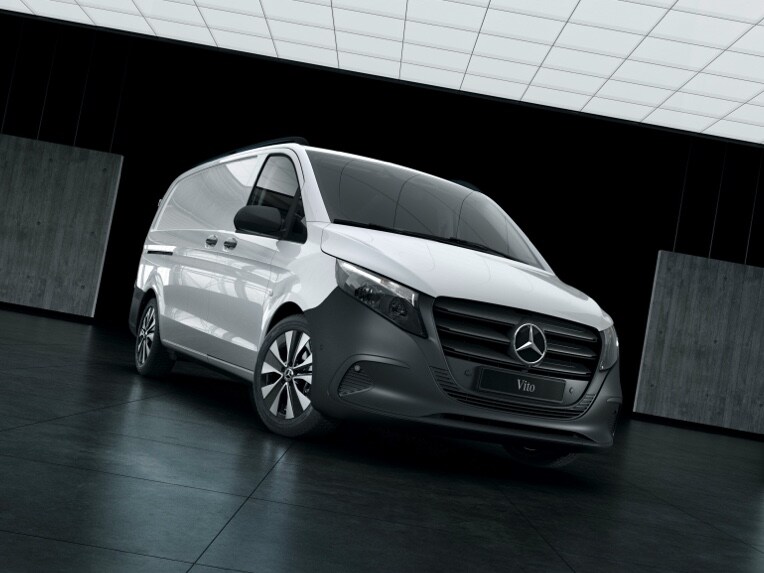 Mercedes-Benz的Vito輕型客貨車在城市環境中涉水行駛。