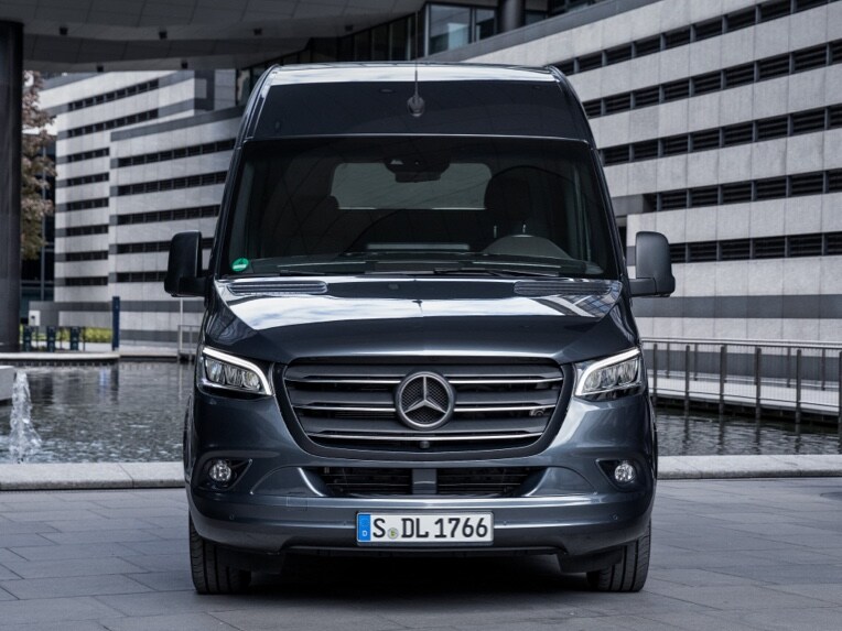 Mercedes-Benz的Sprinter輕型客貨車停放在城市環境中，并且以正面透視圖呈現。