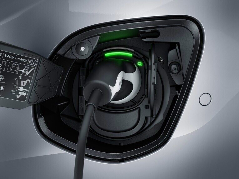 得益於80 kW的最大DC直流充電功率和高達11 kW的AC交流充電功率，您可以非常靈活地為您的高電壓電池充電。