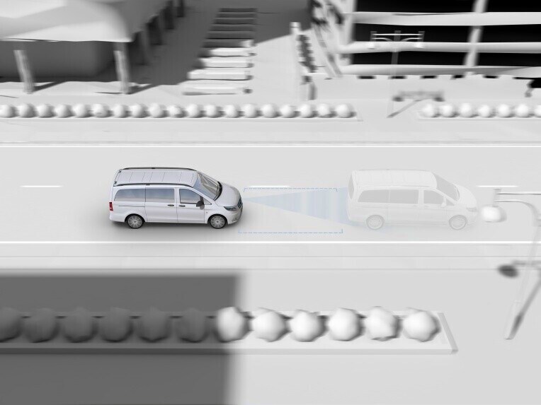 主動式煞車輔助系統可協助避免與前方車輛發生碰撞或減輕意外事故的影響。