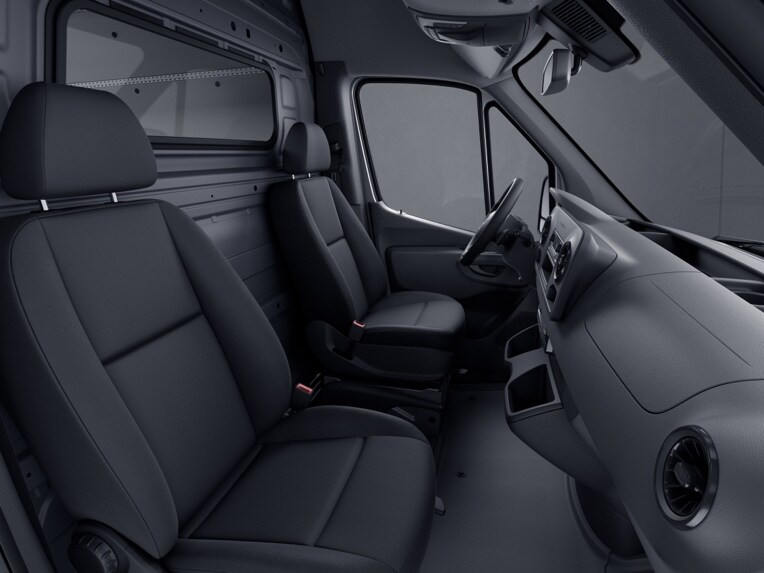 In the event of a side collision, the window airbags can protect the head, face and chest area of the occupants of the outer seats in the driver's cab.