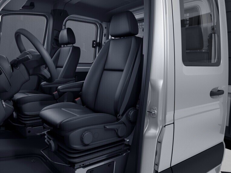 The luxury driver's seat can be manually adjusted in its position, height and inclination by means of levers and adjustment wheels.