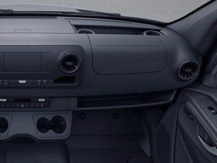 The wide, open storage compartment on the front passenger side below the instrument panel has a capacity of approx. 8.5 l.