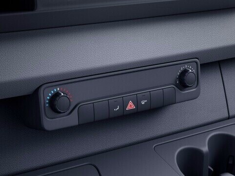 The electric hot-air auxiliary heater pampers driver and passengers with cosy warmth right after the engine is started.