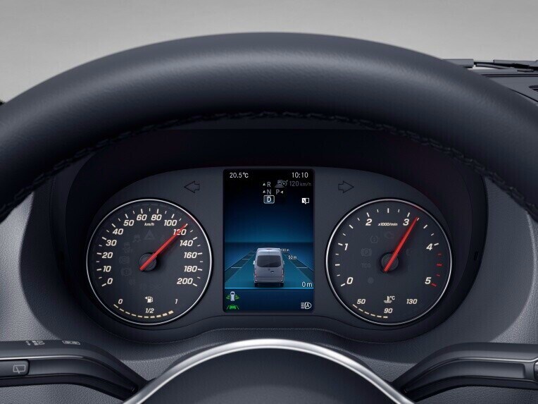 Highbeam Assist automatically switches the main beams on and off in line with the traffic situation.