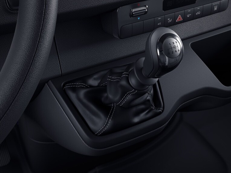 The 6-speed manual transmission combines high shifting and driving comfort with efficiency and agile handling.