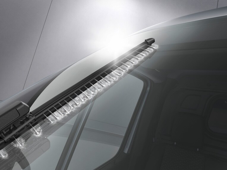 The WET WIPER SYSTEM windscreen wiper system offers the driver improved vision even during the wiping process.
