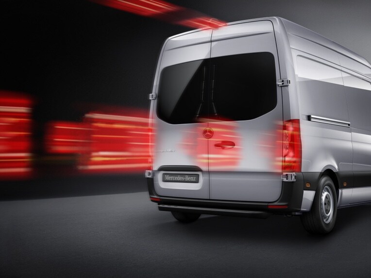 The adaptive brake lights with their conspicuous flashing can significantly reduce the reaction time of the drivers of following vehicles and therefore prevent rear-end collisions.