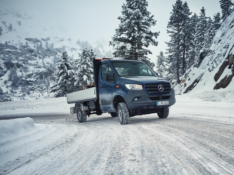 The variable all-wheel drive system distributes drive force to the front and rear axles as required.