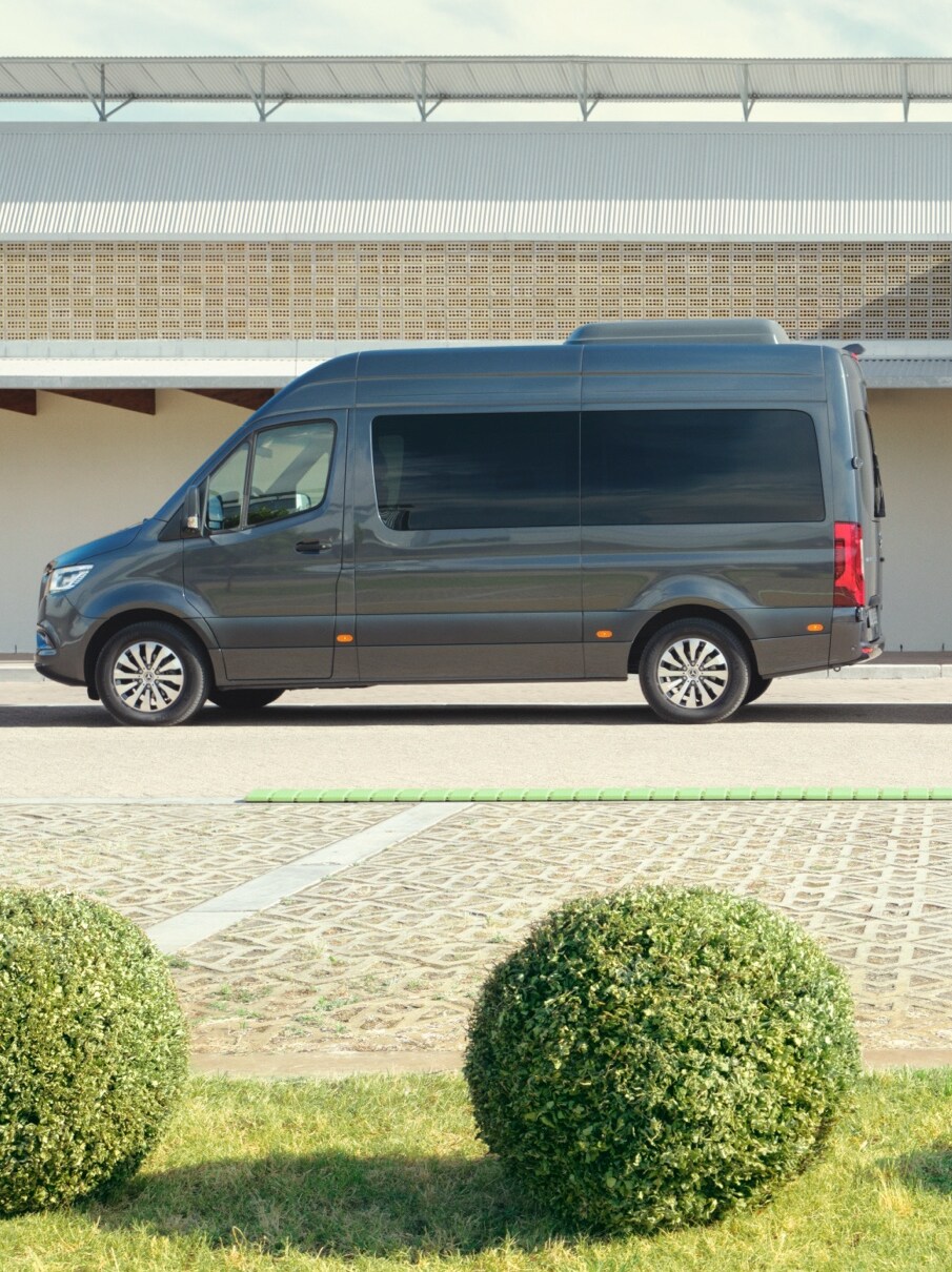 Mercedes-Benz Sprinter 旅行車和輕型客貨車在泊車位內。