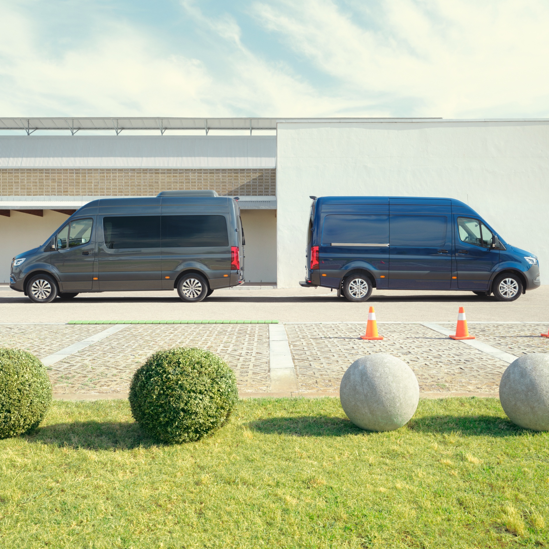 聯絡 | Sprinter | Mercedes-Benz Mercedes-Benz Sprinter 旅行車和輕型客貨車在泊車位內。