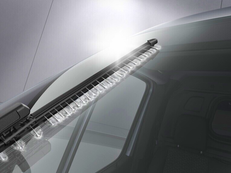 WET WIPER SYSTEM擋風玻璃水撥系統可清除積水，令駕駛者視野更清晰。