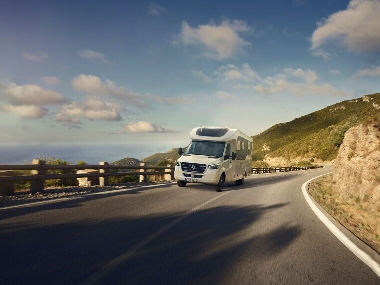 在計算最佳路線時，考慮到Mercedes-Benz Sprinter的車輛或拖車尺寸。