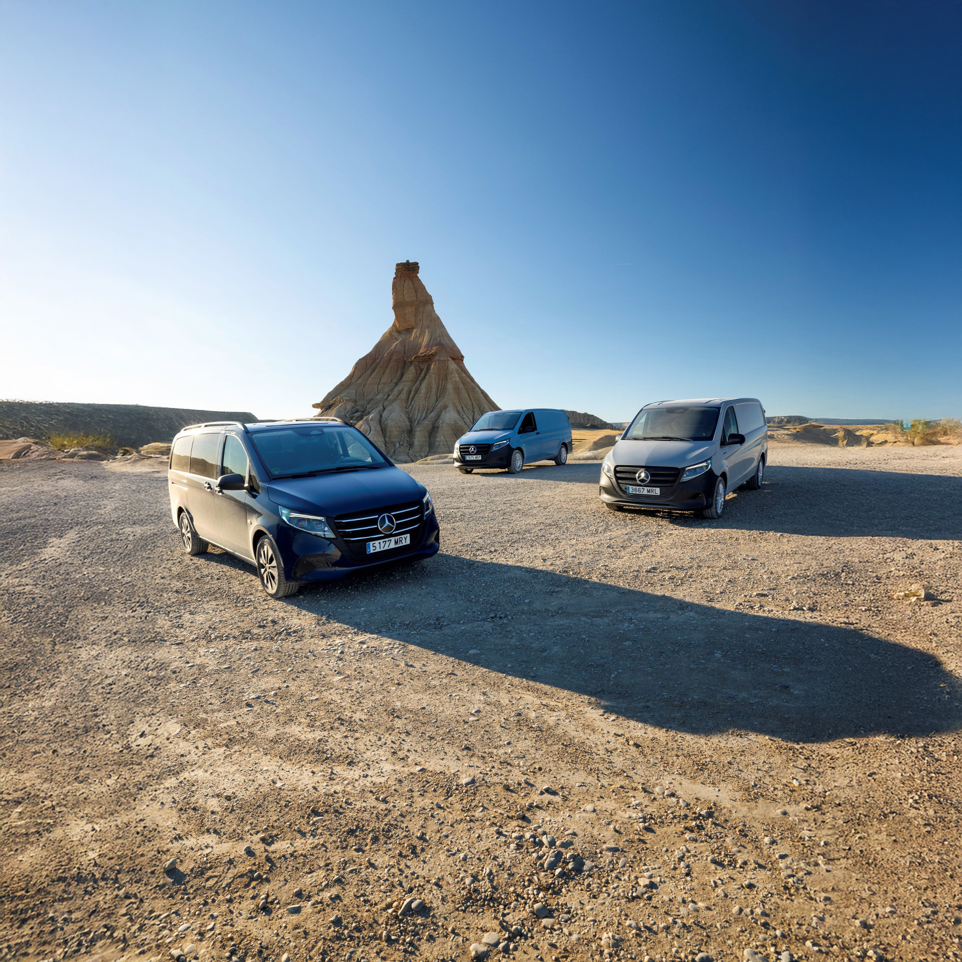 Vito | Mercedes-Benz 小型商用車 Mercedes-Benz Vito Tourer、eVito Tourer、Vito 輕型客貨車、eVito 輕型客貨車和 Vito Mixto 在倉庫裡一字排開。