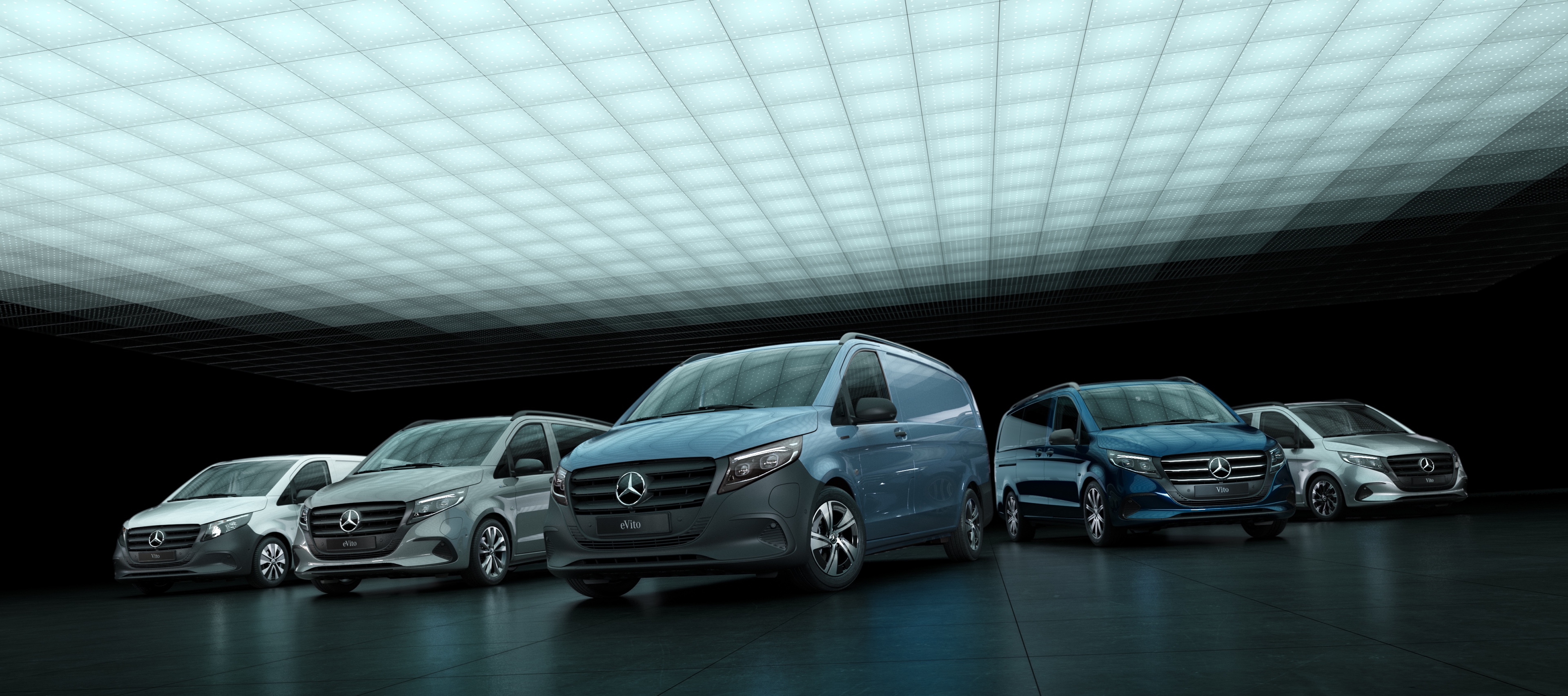 Vito | Mercedes-Benz 小型商用車 Mercedes-Benz eVito 輕型客貨車、Vito 輕型客貨車、Vito Mixto、eVito Tourer 和 Vito Tourer 在倉庫裡一字排開。